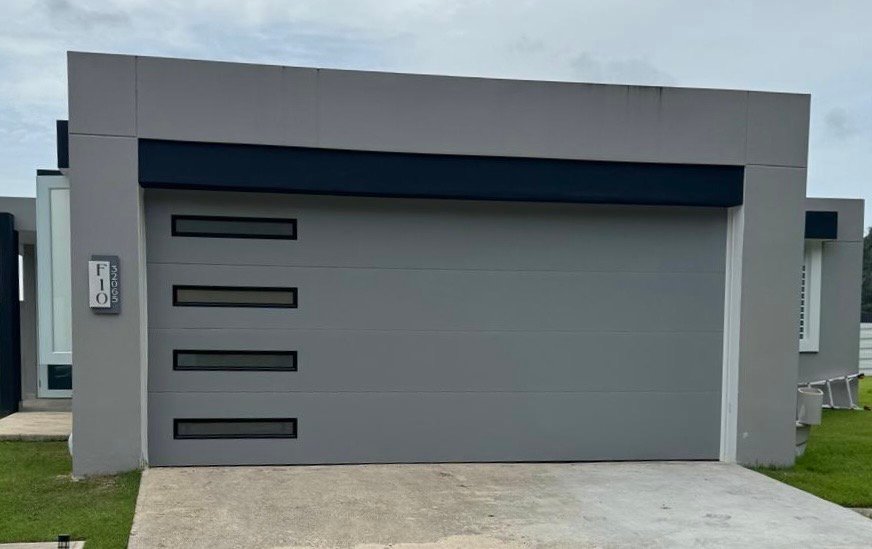 Instalación de Puerta de Garaje Residencial en Bayamón